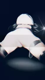 2B shaking her ass